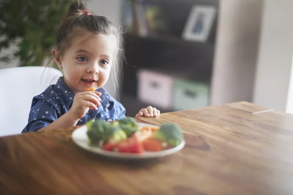 Girl eating a healthy vegetables — Stock Photo, Image