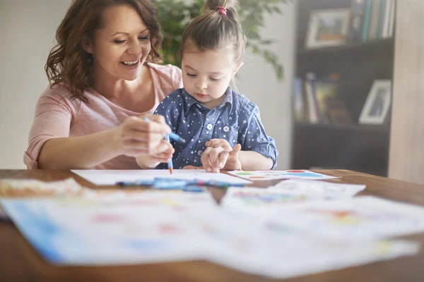 Menina Pintura um fotos com a mãe — Fotografia de Stock