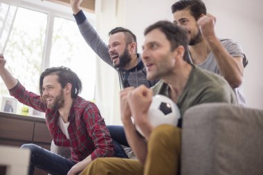 Futbol izlerken arkadaş grubu