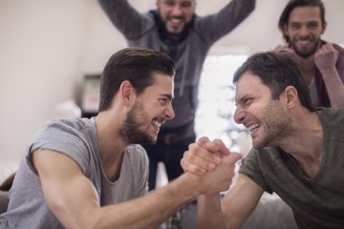 Grup adam evde tezahürat