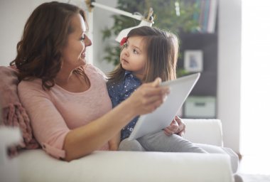 Anne ve kızı dijital tablet kullanma