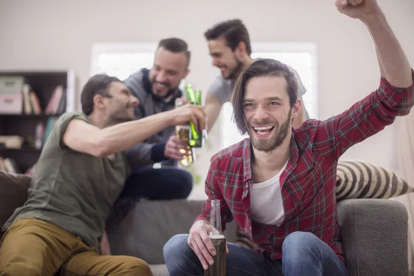 Uomini che celebrano l'obiettivo . — Foto Stock