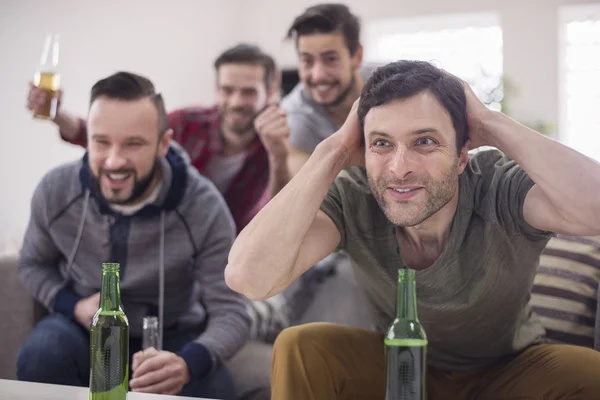 Hommes regardant match de football — Photo