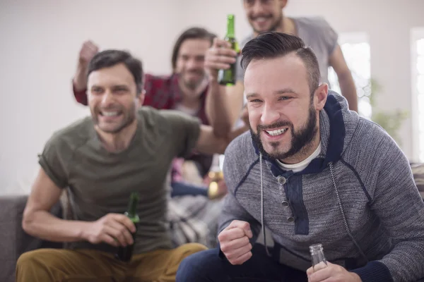 Hombres celebrando la victoria del equipo de fútbol — Foto de Stock