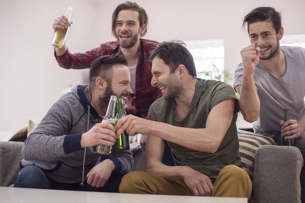 Män firar seger i fotboll — Stockfoto