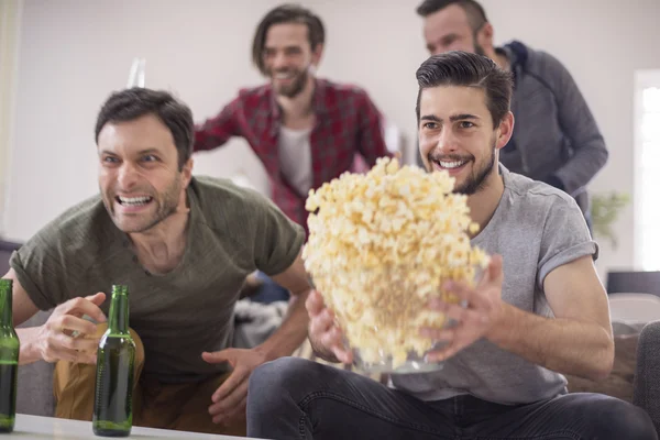 Hombres celebrando la victoria del equipo de fútbol — Foto de Stock