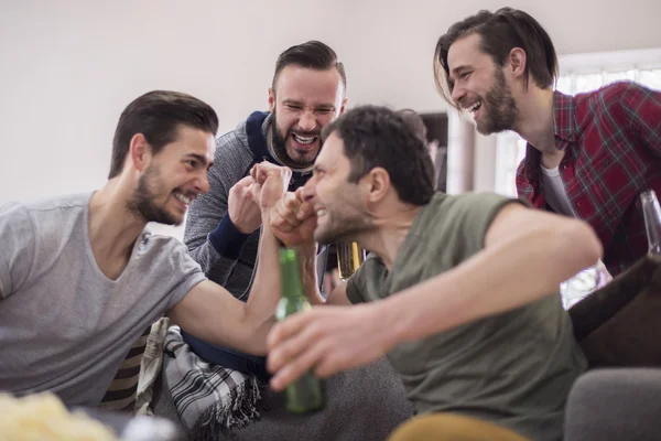 Les hommes célèbrent la victoire de l'équipe de football — Photo