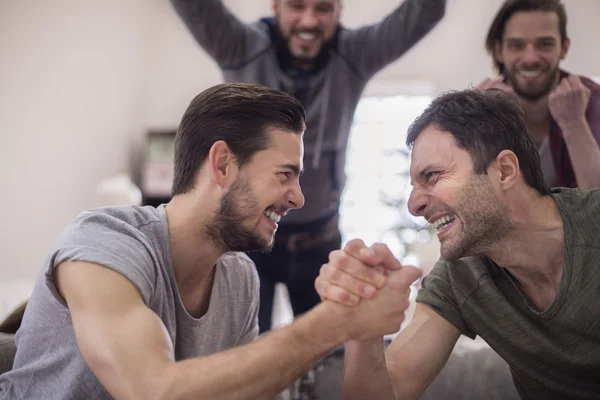 Juichende groep van mannen thuis — Stockfoto