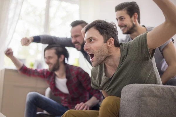 Män tittar på fotbollsmatch. — Stockfoto