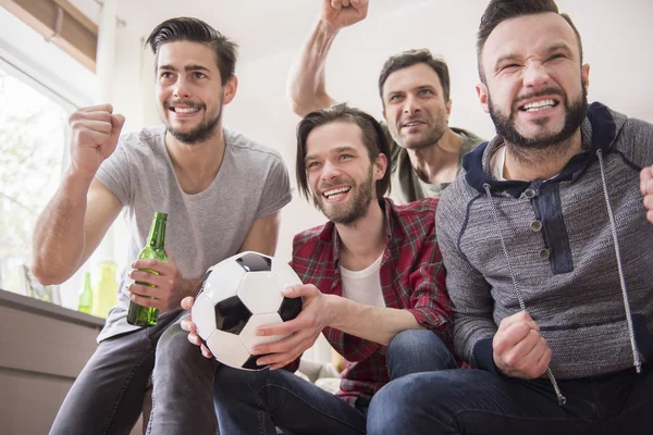 Een voetbal brengt mensen bij elkaar — Stockfoto