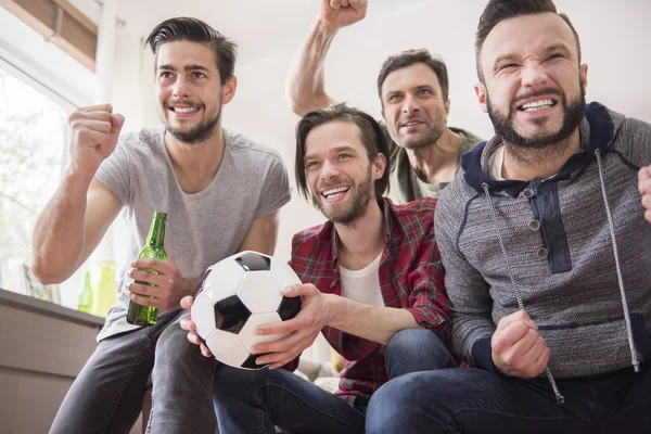 Un fútbol une a la gente — Foto de Stock