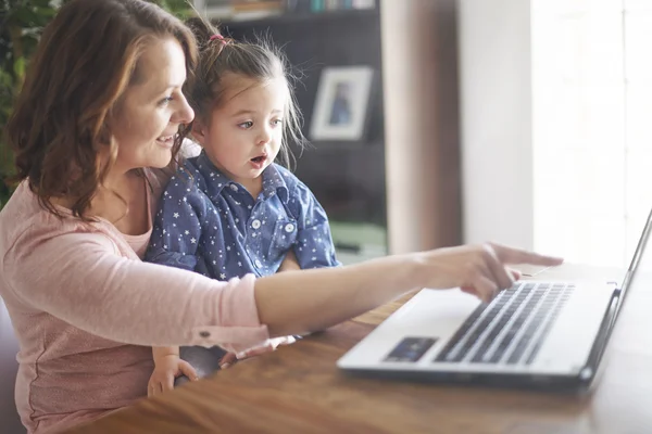 Titta på film på laptop med mamma — Stockfoto