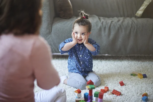 Malá dívka hraje doma — Stock fotografie