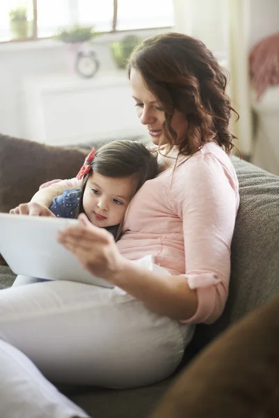 Moeder en dochter met behulp van digitale Tablet PC — Stockfoto