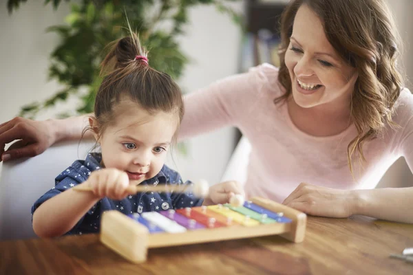 Family play on xylophone together — Stock Photo, Image