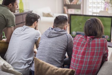 Futbol maçı izlerken erkek grup