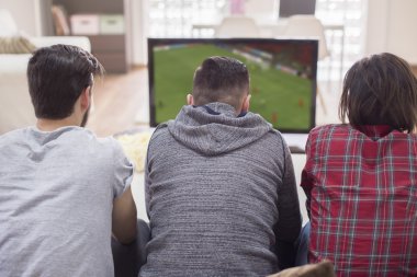 Erkekler futbol maçı izlerken