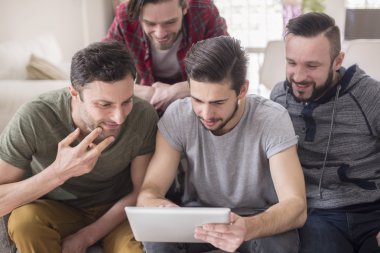 Grup adam dijital tablet kullanma