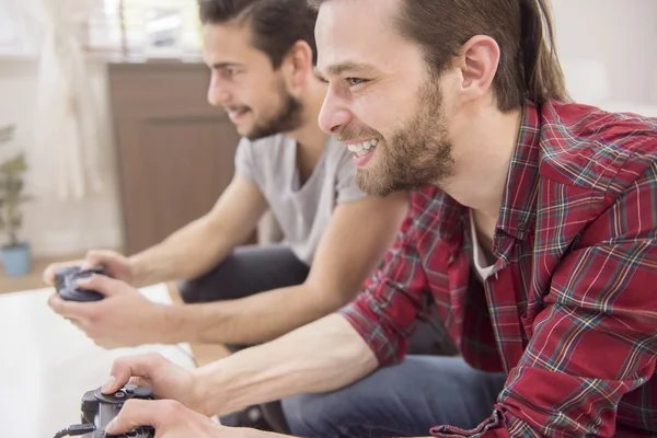 Uomini che giocano insieme al gioco per computer — Foto Stock