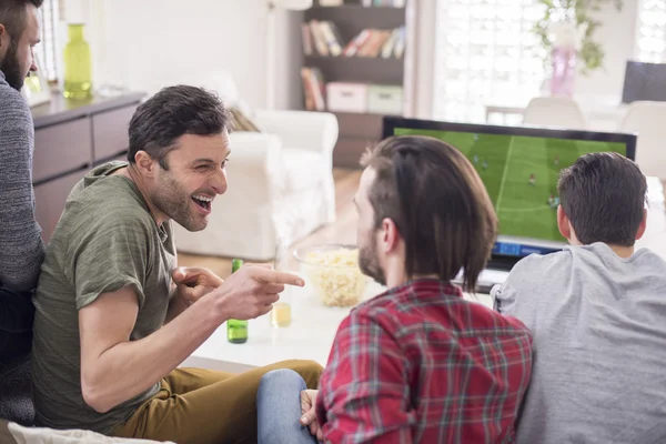 Männer schauen Fußballspiel — Stockfoto