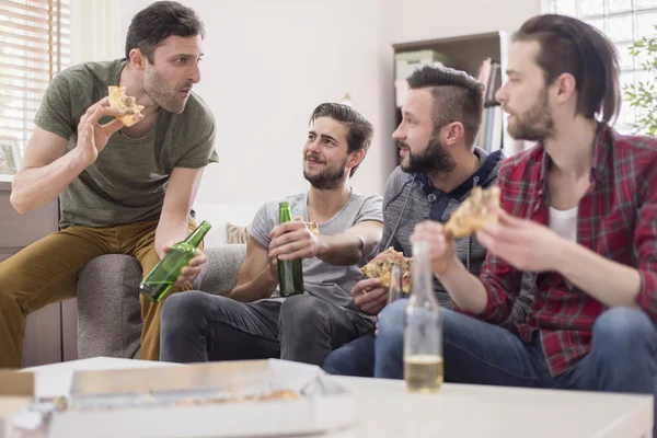 Pizza yiyip bira içmeyi erkekler — Stok fotoğraf