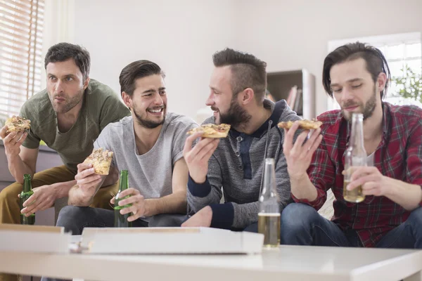 Мужчины едят пиццу и пьют пиво — стоковое фото