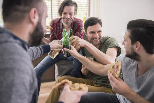 Hombres comiendo pizza y bebiendo una cerveza — Foto de Stock