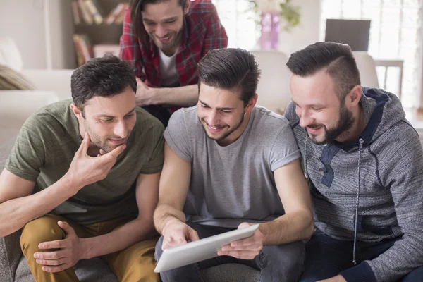 Hombres usando tableta digital — Foto de Stock