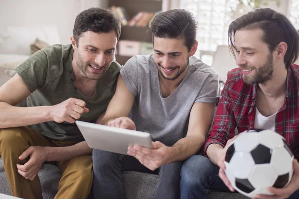 Männer checken Ergebnisse des letzten Spiels — Stockfoto