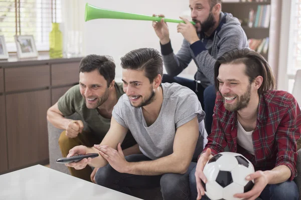 Män tittar på fotbollsmatch — Stockfoto