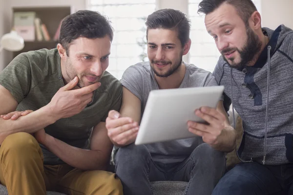 Männer nutzen digitales Tablet — Stockfoto
