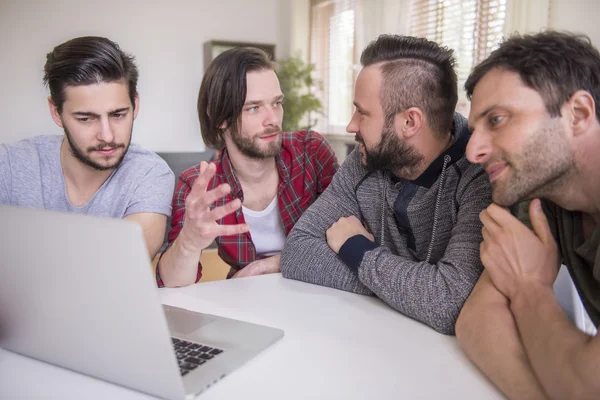 Kreativa män diskuterar nya affärer — Stockfoto