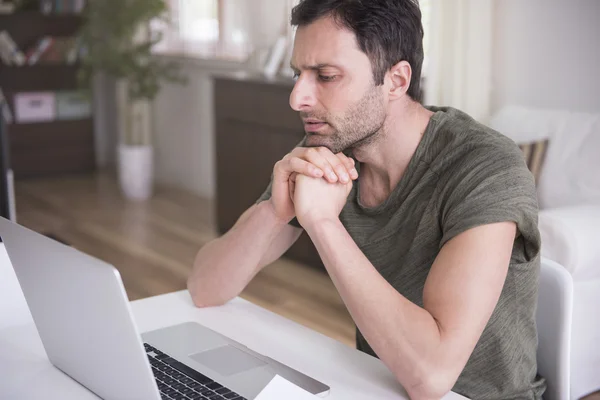 Homem tem problema com laptop . — Fotografia de Stock