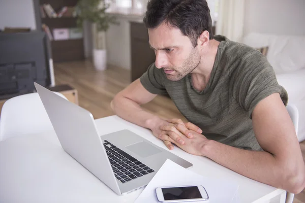 Thuis werkende man — Stockfoto