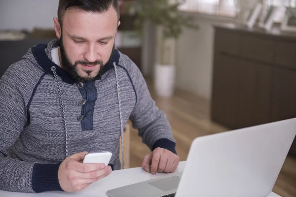 Uomo che utilizza il telefono cellulare. — Foto Stock