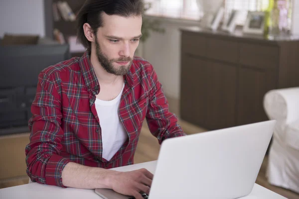 Mann checkt Nachrichten auf Laptop — Stockfoto