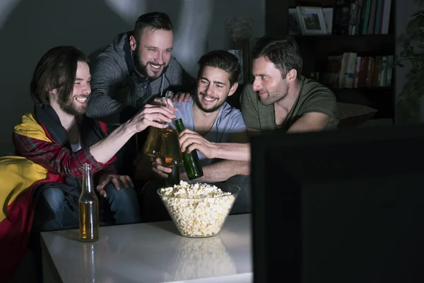 Amigos assistindo jogo de futebol — Fotografia de Stock