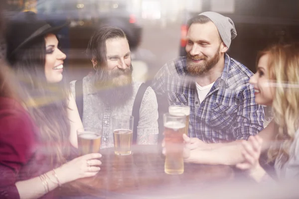 Time for beer with friends — Stock Photo, Image
