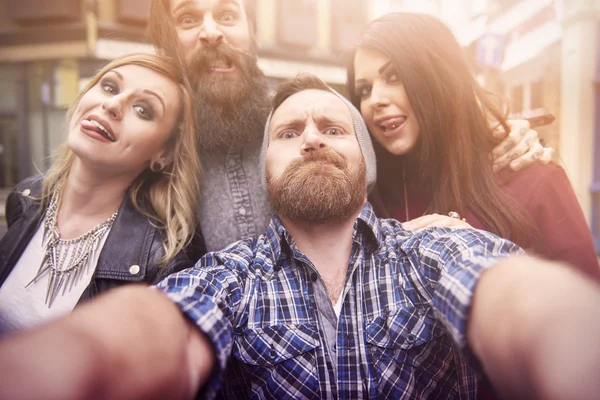 Amigos tomando selfie —  Fotos de Stock