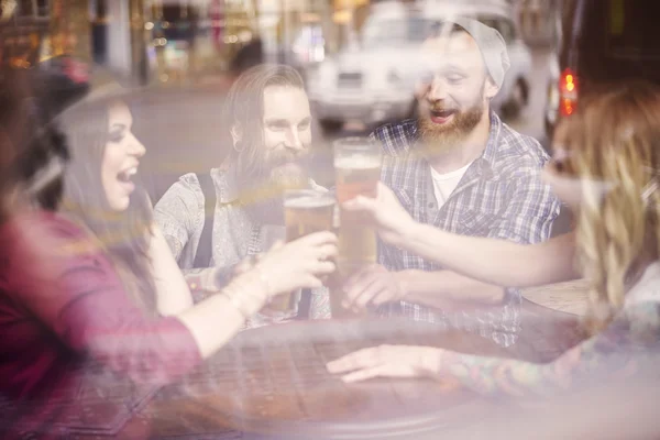 Друзья проводят время с пивом — стоковое фото