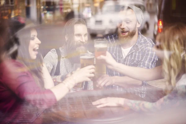 Amigos passando tempo com cerveja — Fotografia de Stock