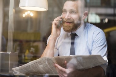 mutlu işadamı konuşan telefon