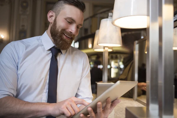 Zakenman werken met tablet pc — Stockfoto