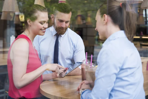 Business folk i diskussionen något — Stockfoto