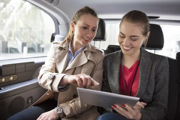 Women Discuss business strategy — Stock Photo, Image