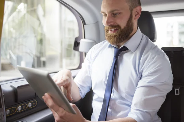 Affärsman som använder tablettdator — Stockfoto