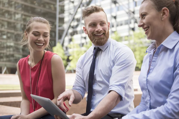 Fröhliches Teamgespräch über das Geschäft — Stockfoto