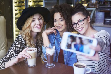 Selfie cep telefonu alarak arkadaşlar
