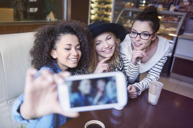 Selfie cep telefonu alarak arkadaş grubu