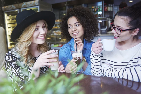 Tre kvinnor möte på café — Stockfoto